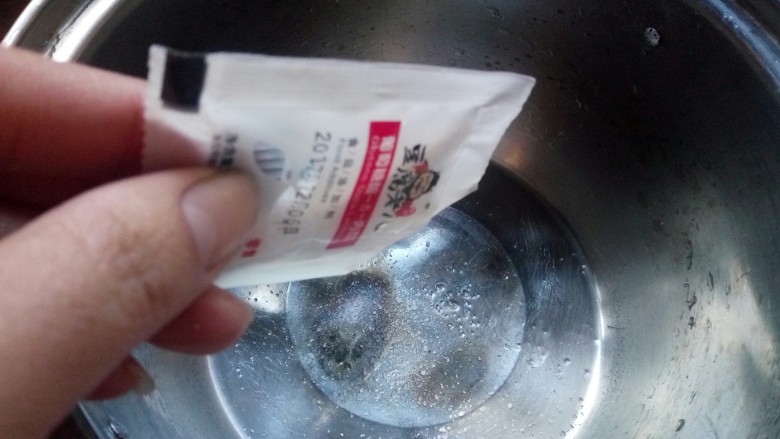 鲜嫩爽滑的豆腐脑,准备干净的容器放入3克葡萄糖内脂