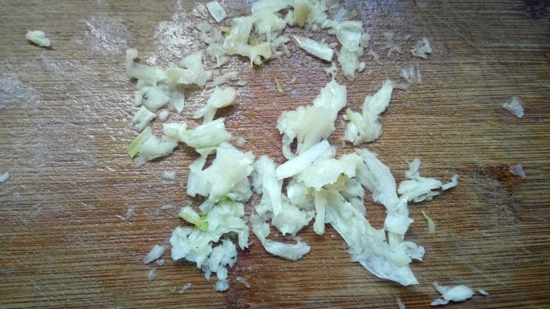 鲜嫩爽滑的豆腐脑,蒜瓣压成泥
