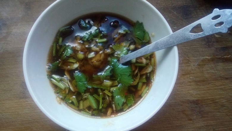 鲜嫩爽滑的豆腐脑,碗里分别放入蒜泥、香菜、<a style='color:red;display:inline-block;' href='/shicai/ 288'>虾皮</a>、榨菜碎、盐、醋、生抽、<a style='color:red;display:inline-block;' href='/shicai/ 847'>香油</a>、<a style='color:red;display:inline-block;' href='/shicai/ 692'>酱油</a>、鸡精，适量的温开水调匀