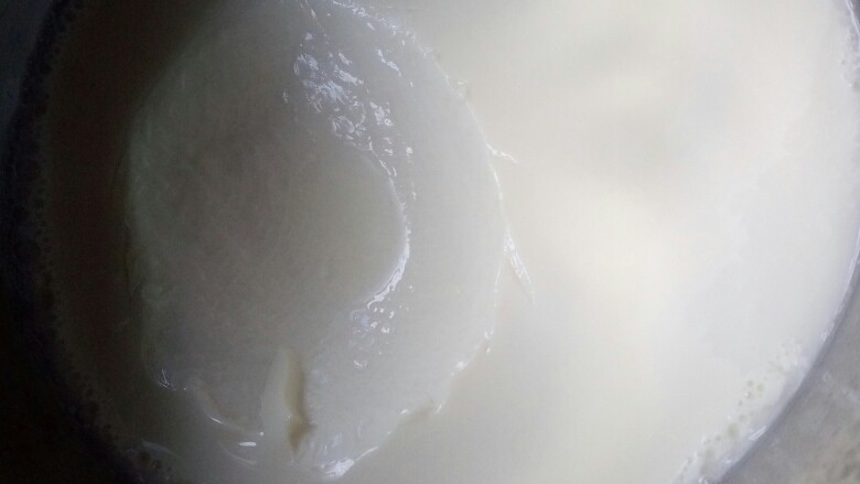 鲜嫩爽滑的豆腐脑,用平勺轻轻平着盛出豆腐脑