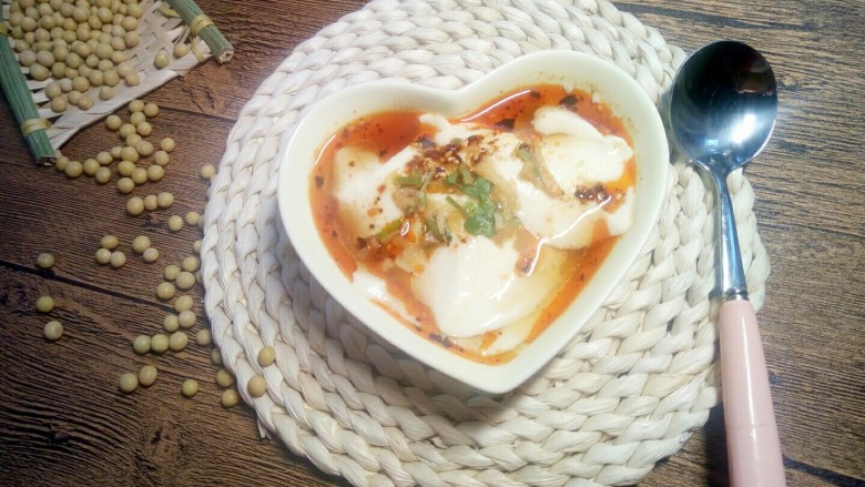 鲜嫩爽滑的豆腐脑,浇上调料，淋少许的<a style='color:red;display:inline-block;' href='/shicai/ 852'>辣椒油</a>，一碗鲜滑爽嫩的豆腐脑就做好了，味道棒棒哒!