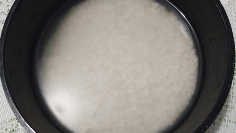 零失败超详细糯米蛋――带给你味觉上的十足享受,将糯米清洗干净后,泡发,我的是泡了一夜。