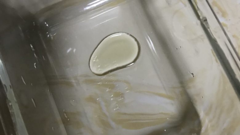宝宝版红枣山药核桃糕,容器刷一层色拉油 可以用刷子 也可以用厨房纸 薄薄一层就可以