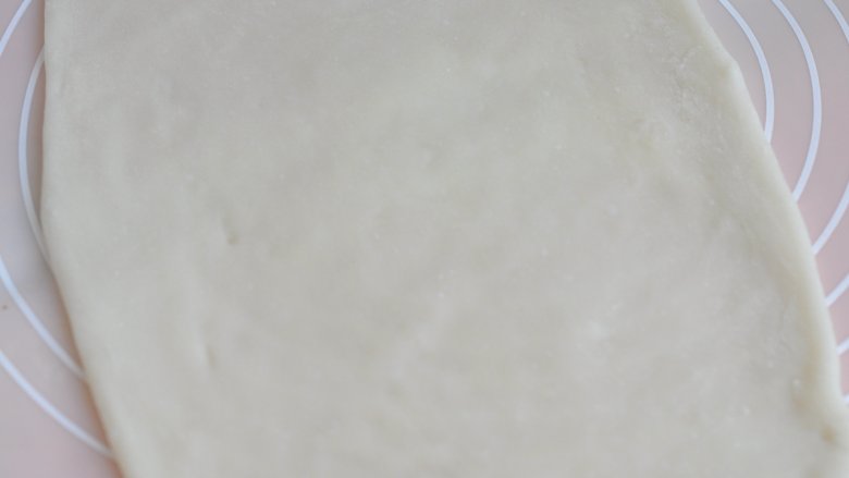 香芋红豆驴打滚,用擀面杖将糯米团擀开,擀成长方形。
