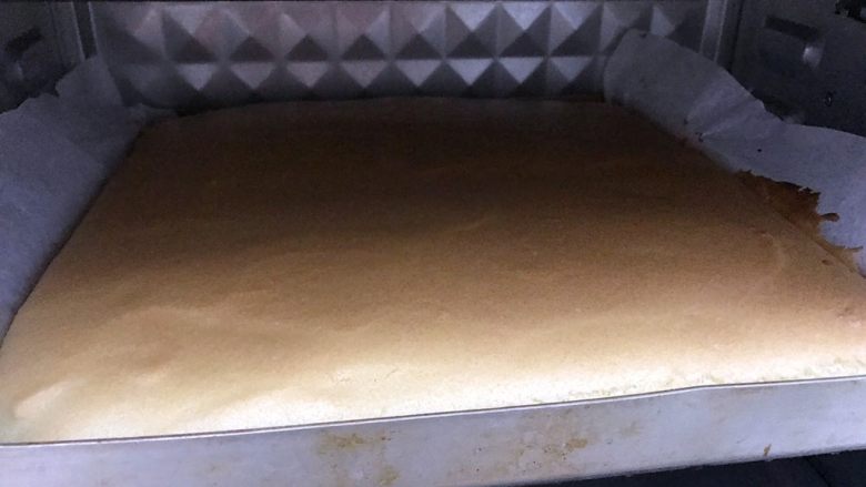 橙香蛋糕卷,烤好出炉,出炉从高处摔一下震出热气
