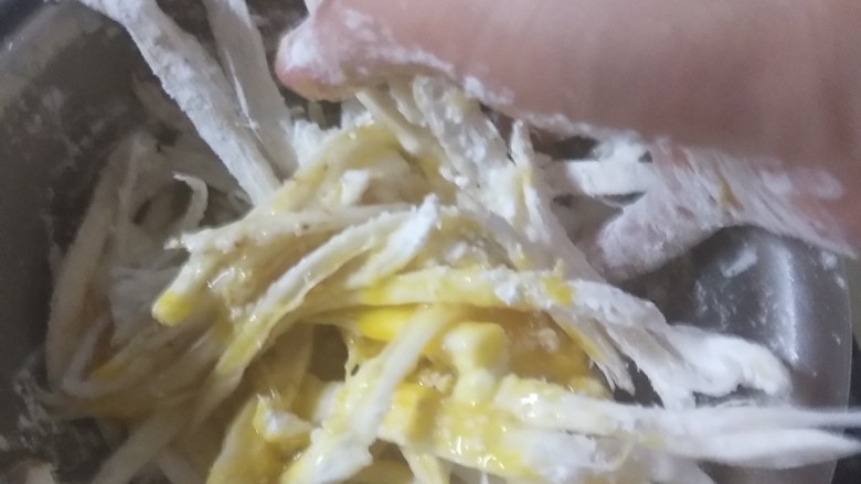 干炸鸡腿菇,加少许盐味精鸡精,多加芝麻,搅拌均匀