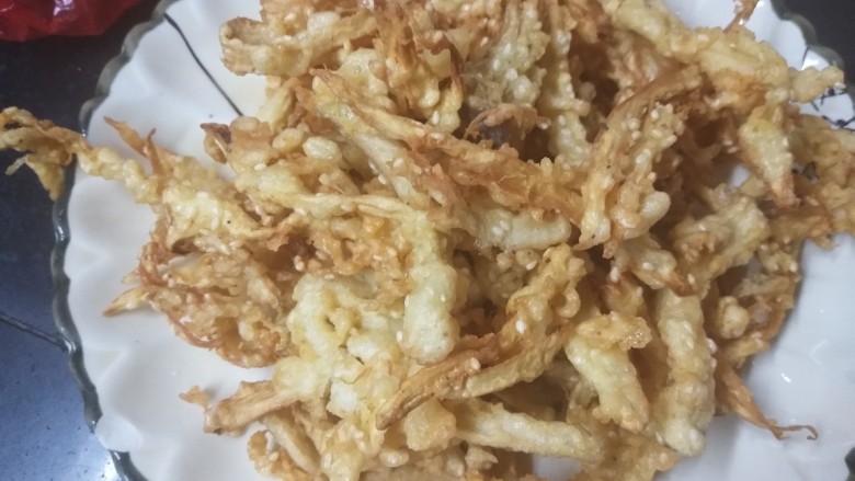 干炸鸡腿菇,锅中放油五成热 把搅拌好的鸡腿菇放入油中炸至金黄干脆 捞出备用