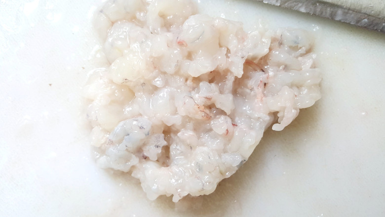 ~水晶虾饺,虾仁剁碎,放入碗中。
