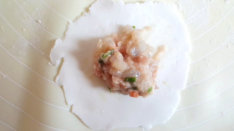 ~水晶虾饺,取其中一段,摊平,放入馅料。