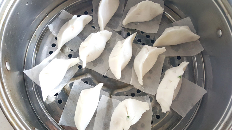 ~水晶虾饺,裁成一小张一小张,垫在蒸格里,然后放入虾饺。