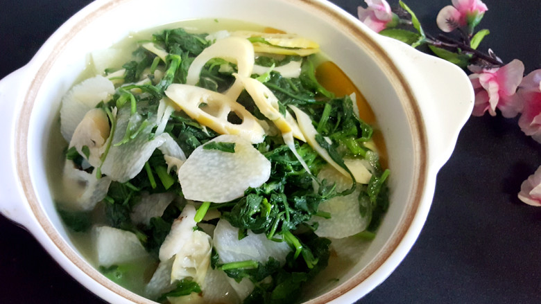 ~荠菜竹笋山药煲,淋上<a style='color:red;display:inline-block;' href='/shicai/ 5506'>麻油</a>,出锅。☺