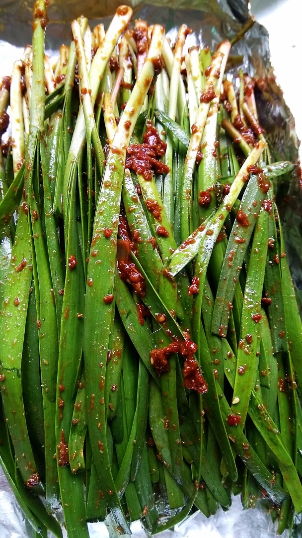 烤羊肉豆腐韭菜,<a style='color:red;display:inline-block;' href='/shicai/ 116'>韭菜</a>放入蒜蓉辣酱,烧烤料,孜然拌匀