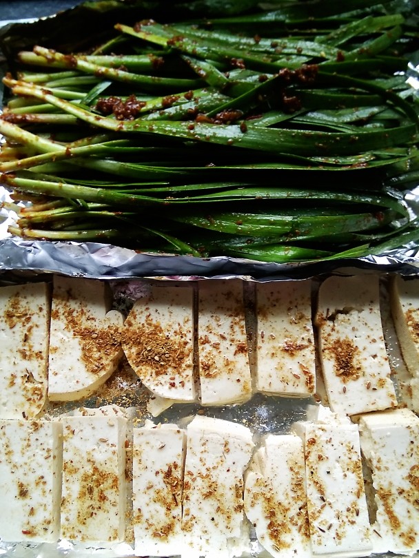 烤羊肉豆腐韭菜,豆腐韭菜铺平放在锡纸上,最好分开放备用