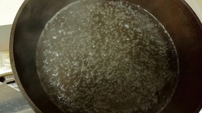 老婆饼,大火煮开至沸腾,然后转小火。