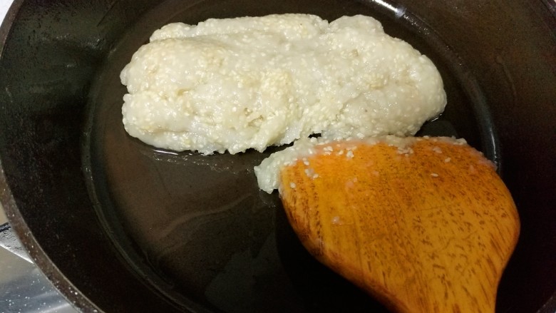 老婆饼,加入炒熟的白芝麻,搅拌均匀。