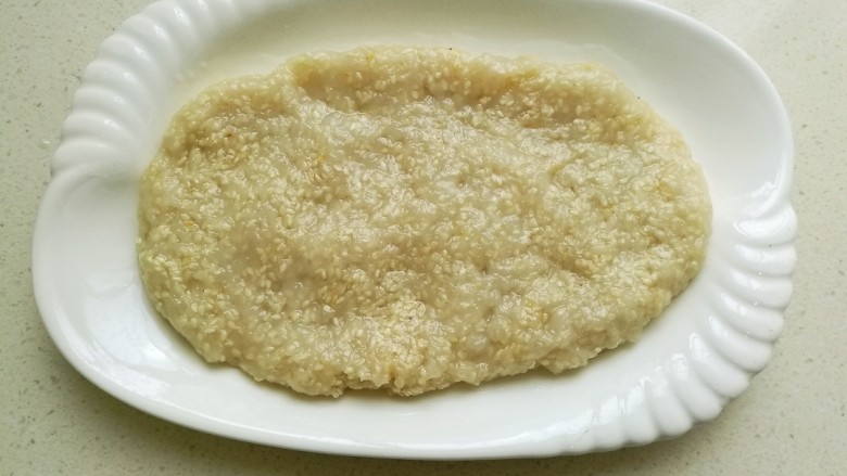 老婆饼,将炒好的馅平铺在盘子里,放入冰箱冷藏一个小时,冷藏到馅不粘手就行。