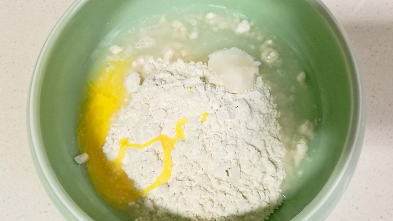 老婆饼,接着制作水油皮,把面粉,糖,全蛋液,猪油,水放入大碗里。