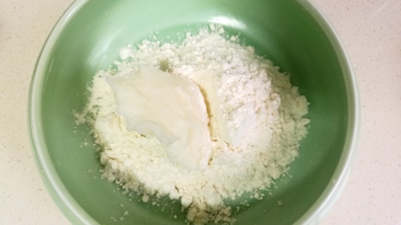 老婆饼,接着制作油酥,将面粉,猪油倒入大碗中。