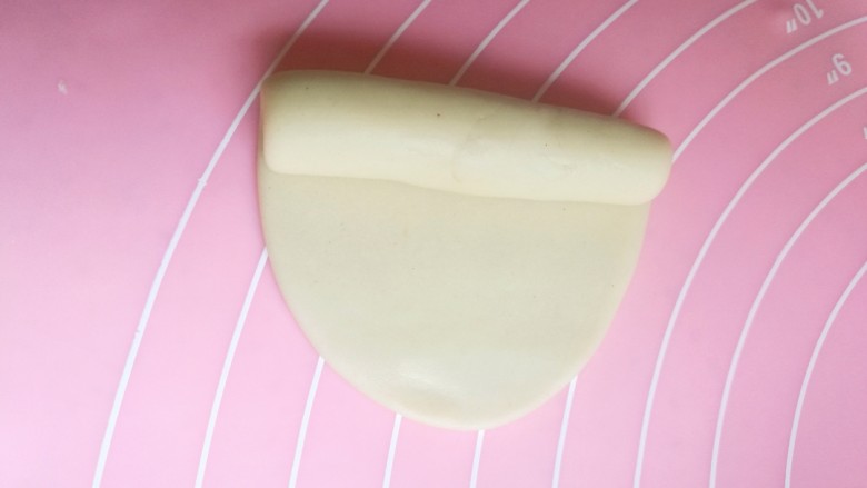 老婆饼,擀开后,从上而下卷起来。