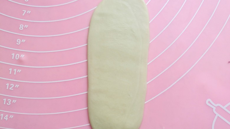 老婆饼,卷好的面团旋转90度,再次擀开成长椭圆形,这次比上次更长。