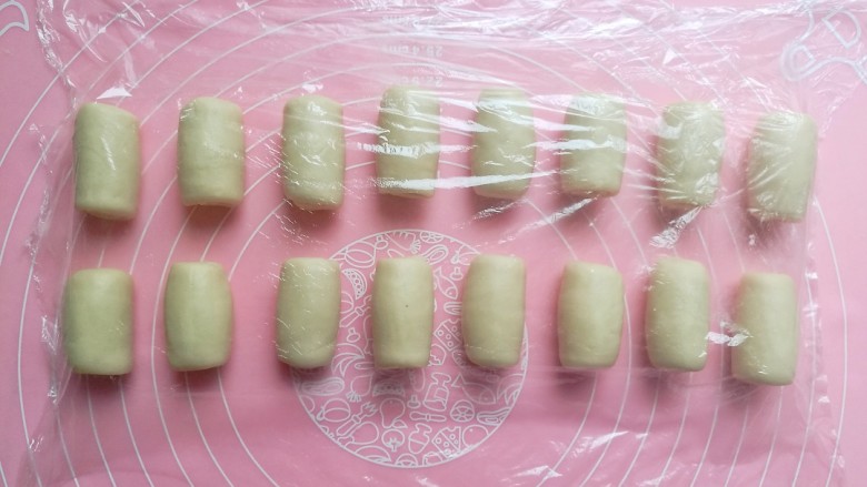 老婆饼,将16份面团全部卷好,盖上保鲜膜,静置松驰20分钟。