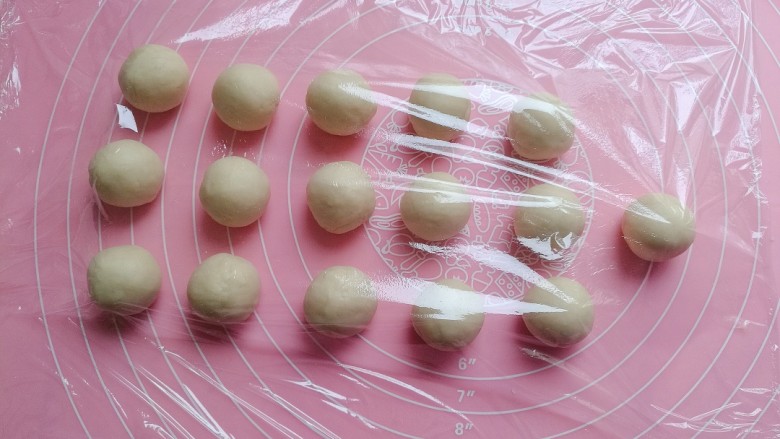 老婆饼,将面团分成16份,分别揉成圆球,静止松弛半个小时,并盖上保鲜膜,防止表面变干。