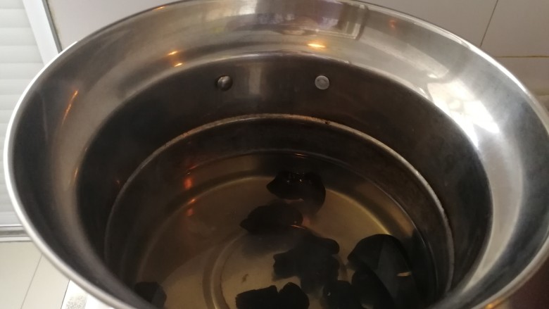 番茄酱龙利鱼木耳汤,黑木耳也烫一下