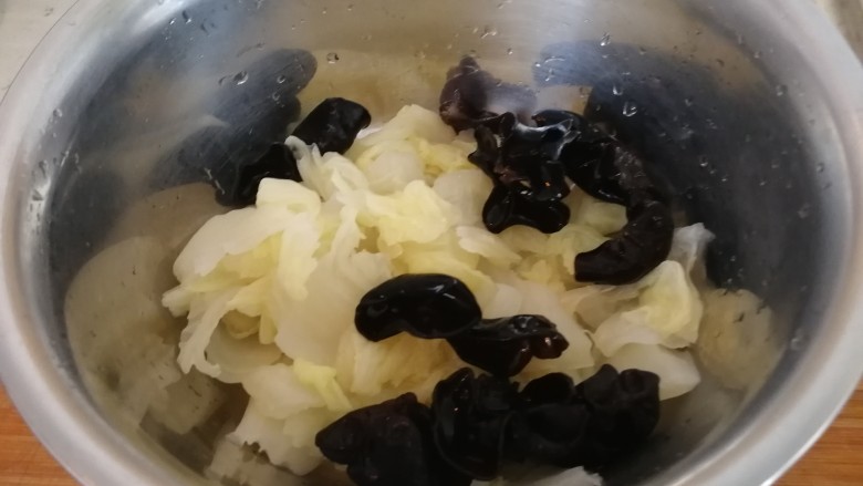 番茄酱龙利鱼木耳汤,捞出来用凉水过一下攥干备用