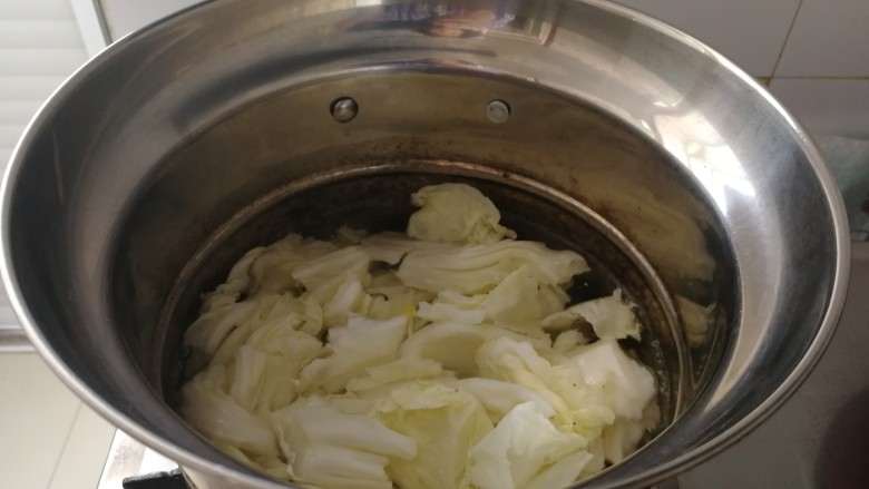 番茄酱龙利鱼木耳汤,白菜用开水烫一下