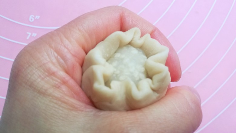 老婆饼,把饼皮放在虎口位置,慢慢向上收口。