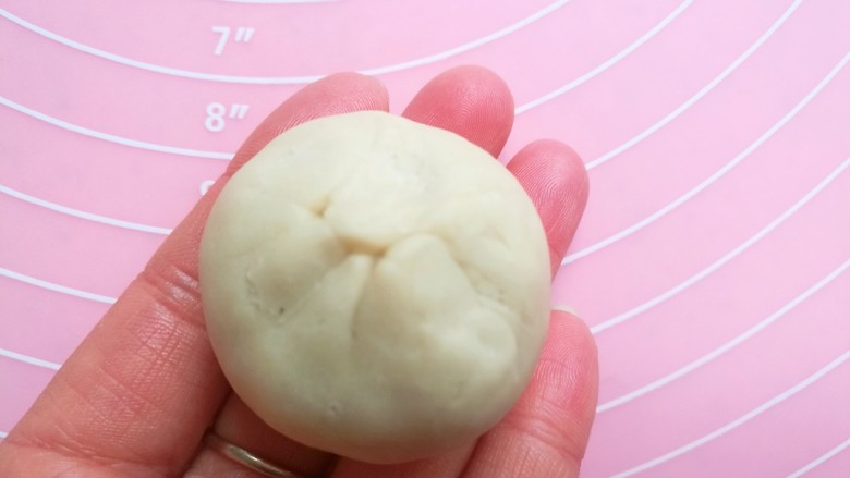 老婆饼,然后捏紧收口,整成圆球状。
