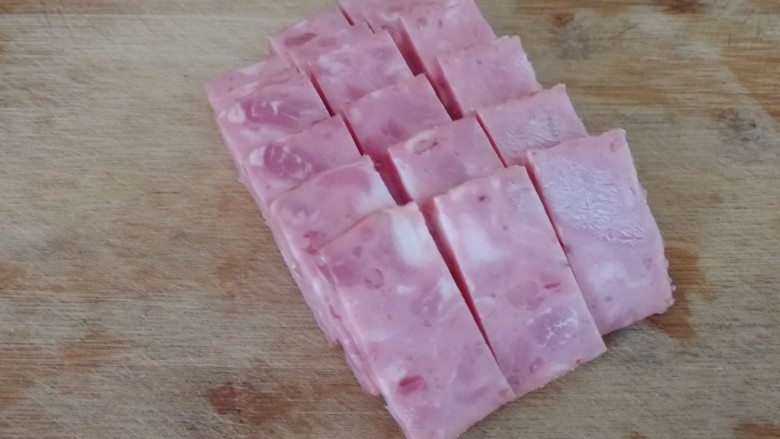 韭黄火腿炸豆腐泡,火腿切片(如图)