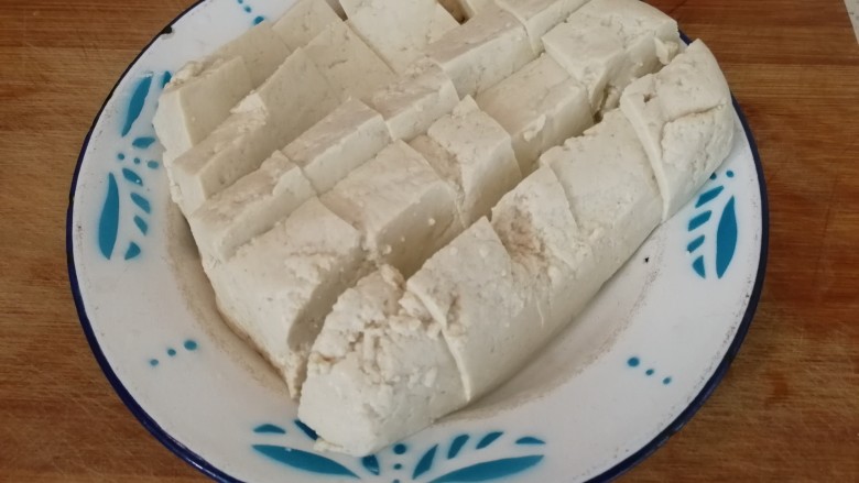 韭黄火腿炸豆腐泡,豆腐切小块(如图)
