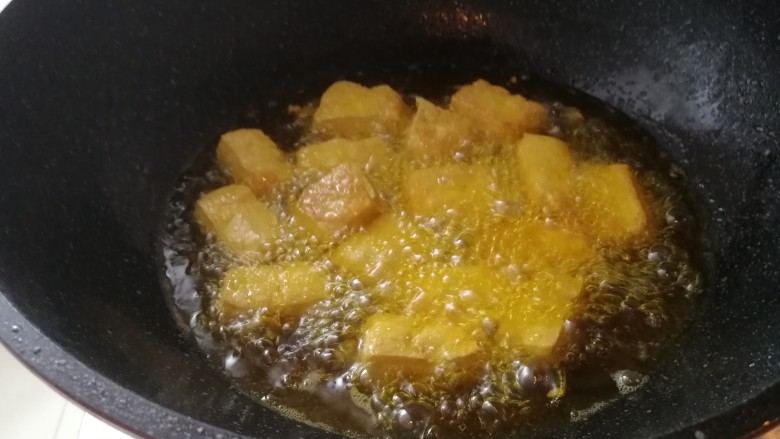 韭黄火腿炸豆腐泡,炸至金黄色微硬就好了(如图)