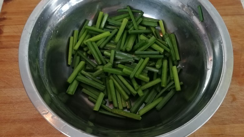 韭黄火腿炸豆腐泡,韭苔洗净切段(如图)