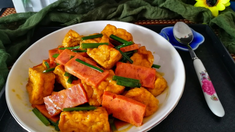 韭黄火腿炸豆腐泡,盛一盘照个相吧,棒棒哒。