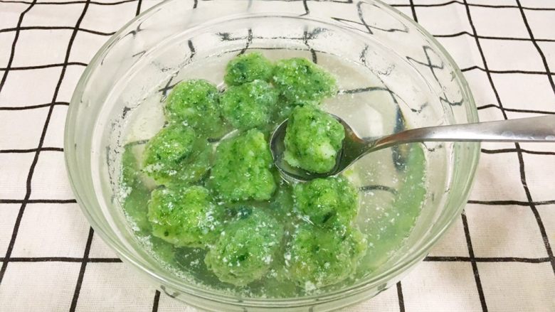 宝宝辅食8M➕:翡翠虾丸,、煮好后的丸子迅速倒入一碗凉开水中,这样会让丸子变得稍微Q弹一些(8-10个月的宝宝可以省略这一步)
