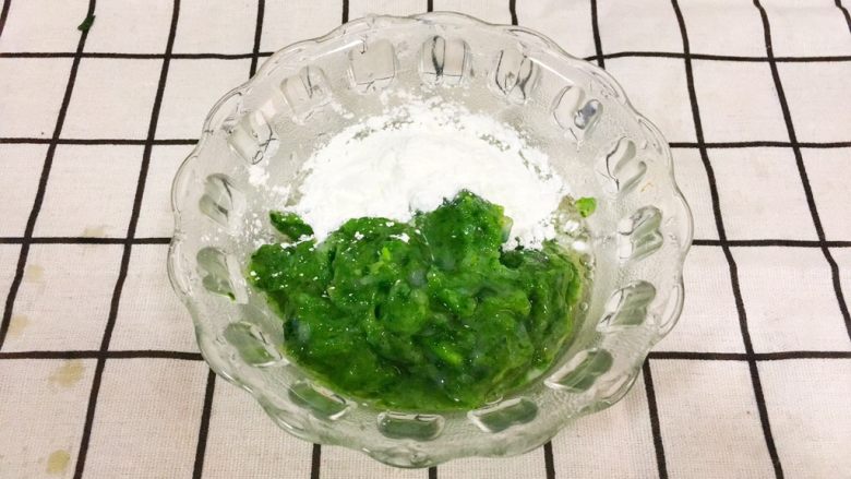 宝宝辅食8M➕:翡翠虾丸,将淀粉和虾泥放入菠菜虾泥中