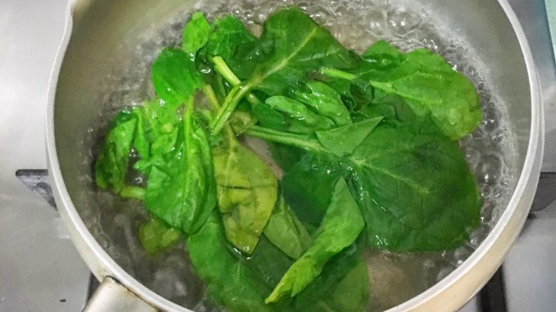 宝宝辅食8M➕:翡翠虾丸,<a style='color:red;display:inline-block;' href='/shicai/ 117'>菠菜</a>绰水10秒后捞出沥一下水分
