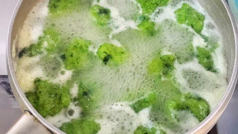 宝宝辅食8M➕:翡翠虾丸,转中火继续煮至丸子浮上来,再煮三分钟即可