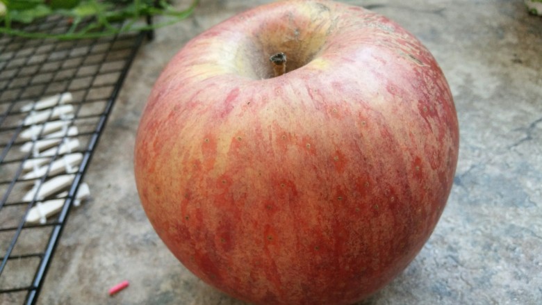 玫瑰苹果挞,准备好一个红<a style='color:red;display:inline-block;' href='/shicai/ 591'>苹果</a>,洗干净备用
