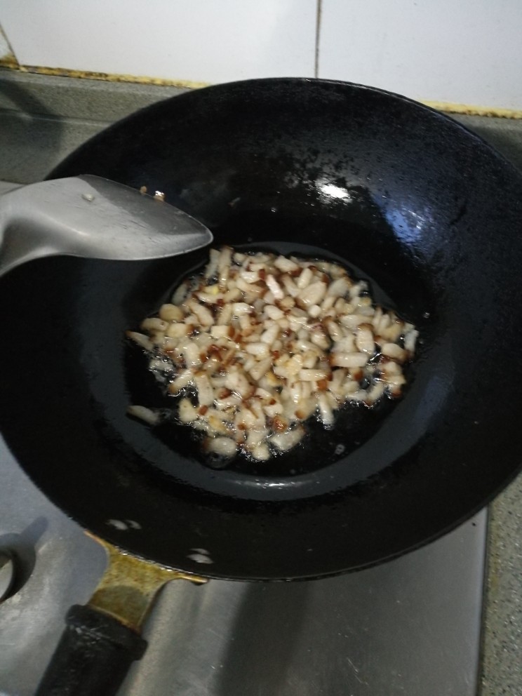 炒面酱,1、肥肉切丁小火炸油（如果不出油可以直接倒油）;
2、瘦肉切丁，小火翻炒，把锅里的水炒没有了;
3、倒入花椒粉、大料粉、葱末姜沫、醋稍倒点、<a style='color:red;display:inline-block;' href='/shicai/ 718'>料酒</a>（绍兴黄酒）;
4、放西红柿沫儿、焖一会;
5、放六比居酱，炒一下;
6、再少放<a style='color:red;display:inline-block;' href='/shicai/ 712'>甜面酱</a>一点点;
7、以上所有步骤一直都是小火，翻炒。看味道，如果淡放点盐，如果不淡不用放。关火，出锅。