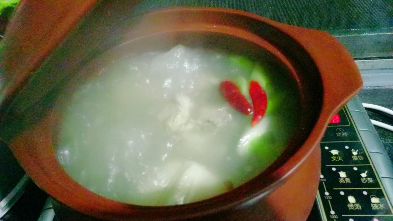 砂锅酸菜炖大骨头,大火烧开,转中小火40分钟。