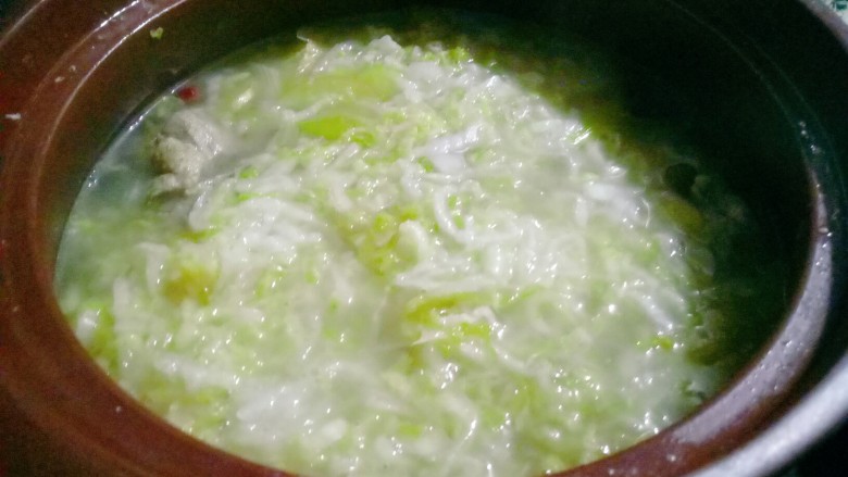 砂锅酸菜炖大骨头,40分钟后放入酸菜,大火烧开再炖15分钟。