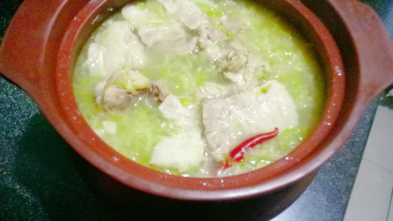 砂锅酸菜炖大骨头,放入切好的五花肉片(因为五花肉已经熟了,所以再炖两分钟左右就可以,最好现吃现下,不要全都放里碎了就不好吃了)