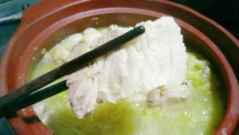 砂锅酸菜炖大骨头,肥而不腻(蘸蒜泥吃更香哟)