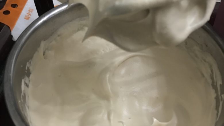 红糖戚风蛋糕卷(后蛋法),最后一次用低速打至轻轻拿起打蛋头,头上有小弯钩为好