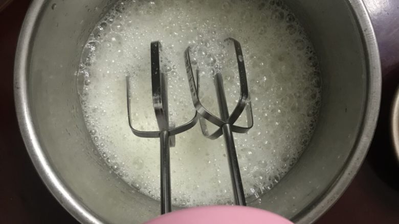 红糖戚风蛋糕卷(后蛋法),用电动打蛋器高速打至鱼眼状态加入红砂糖