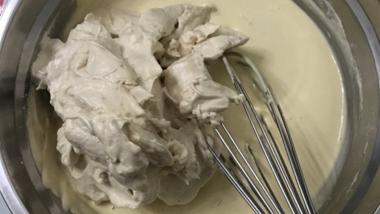 红糖戚风蛋糕卷(后蛋法),全部加入蛋白糊,继续用手动打蛋器快速Z字形搅拌均匀
