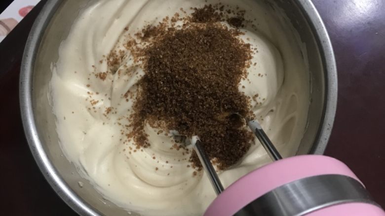 红糖戚风蛋糕卷(后蛋法),全部加入红砂糖